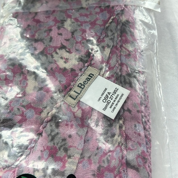 L.L. Bean Women’s Lightweight Lilac/Pink Floral Scarf NWT - Picture 7 of 7